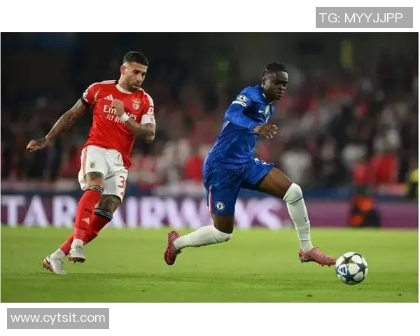 当前活跃的足球明星有哪些仍在赛场上拼搏未退役